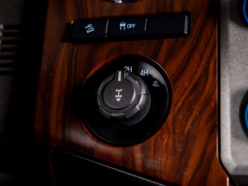 Used 2015 Ford F250 Lariat w/ Lariat Interior Package image 27