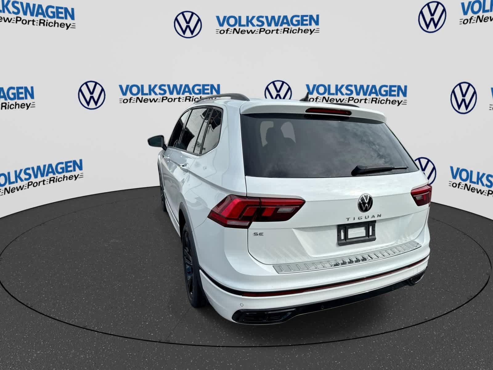 Used 2024 Volkswagen Tiguan SE R-Line FWD image 12