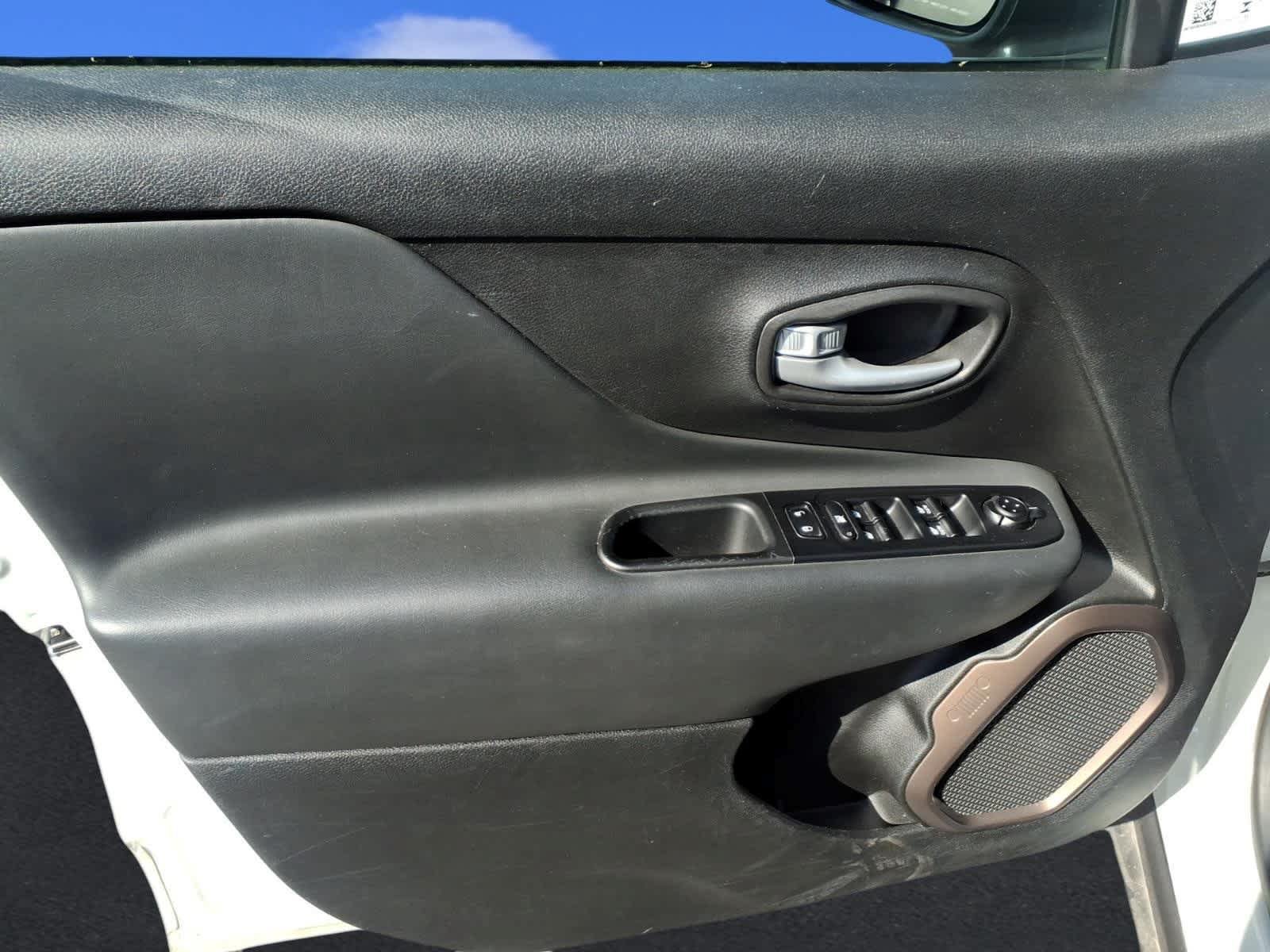 Used 2023 Jeep Renegade Latitude AWD/4WD image 15