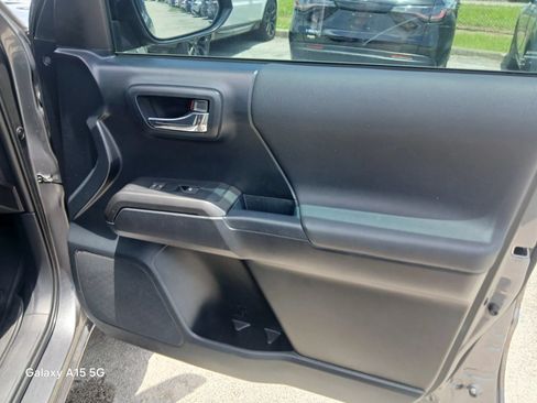 Used 2017 Toyota Tacoma TRD Sport w/ Tow Package RWD image 18