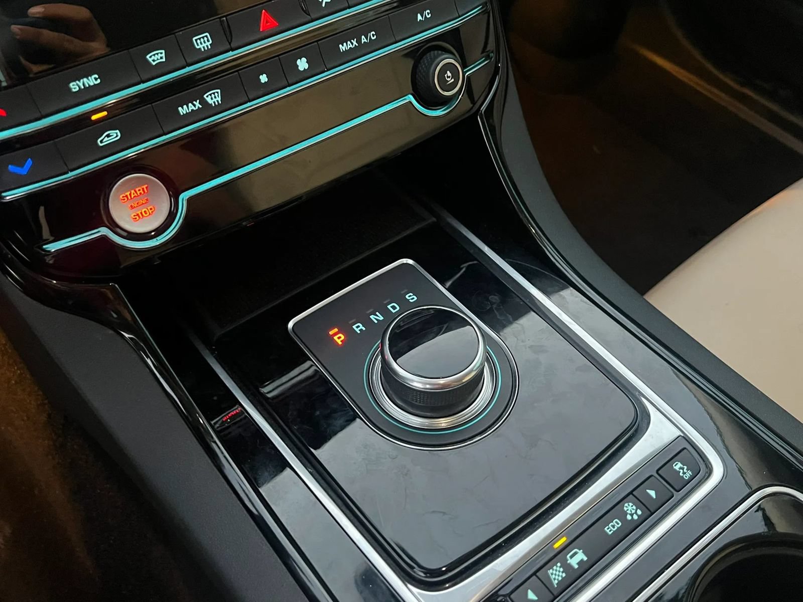 Used 2017 Jaguar XE RWD image 33