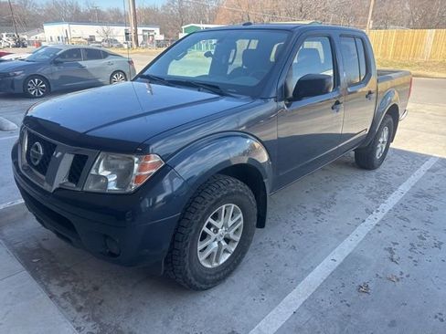 Used 2018 Nissan Frontier SV image 2