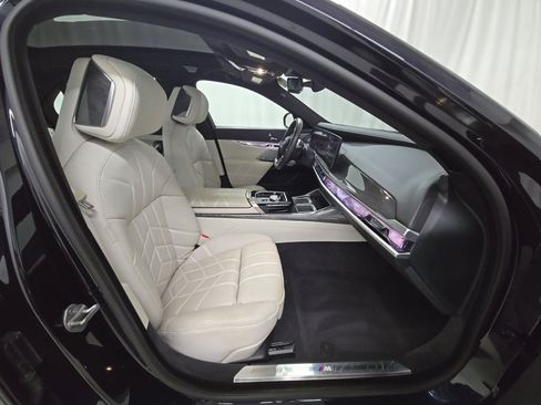 Used 2023 BMW i7 xDrive60 AWD/4WD image 8