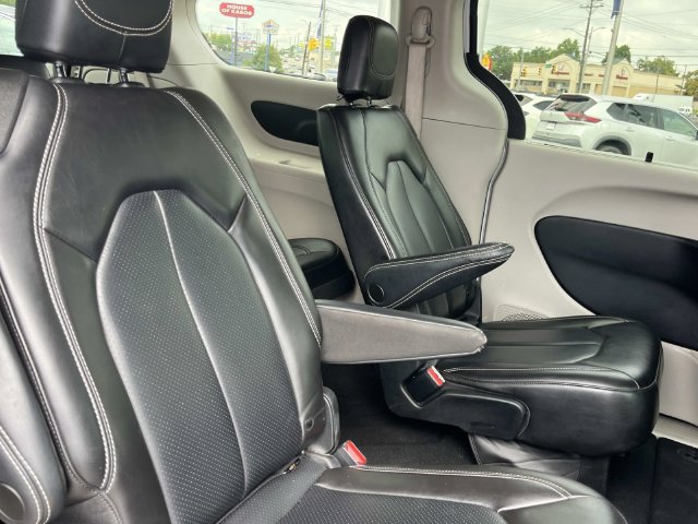 Used 2023 Chrysler Pacifica Touring-L FWD image 24