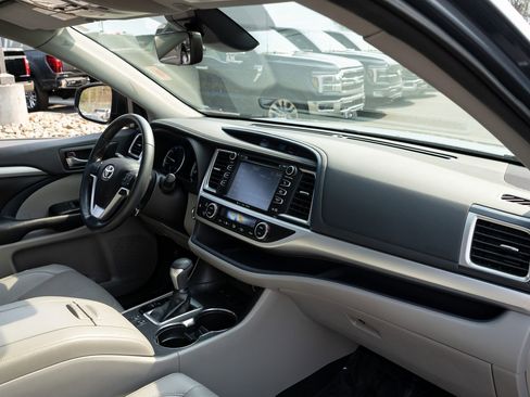 Used 2019 Toyota Highlander XLE image 23