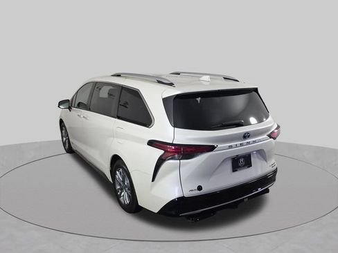 Used 2021 Toyota Sienna Platinum AWD/4WD image 40