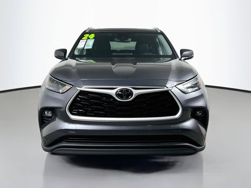 Used 2024 Toyota Highlander XLE FWD image 11