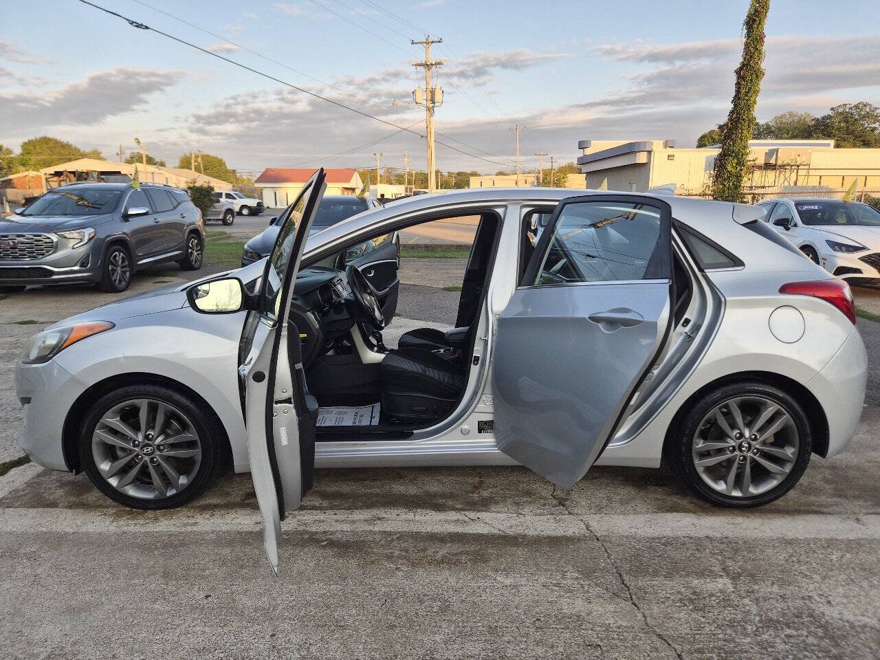 Used 2016 Hyundai Elantra GT w/ Option Group 02 FWD image 16