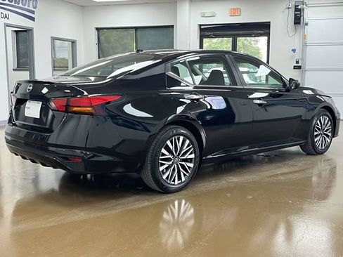 Used 2025 Nissan Altima 2.5 SV FWD image 5