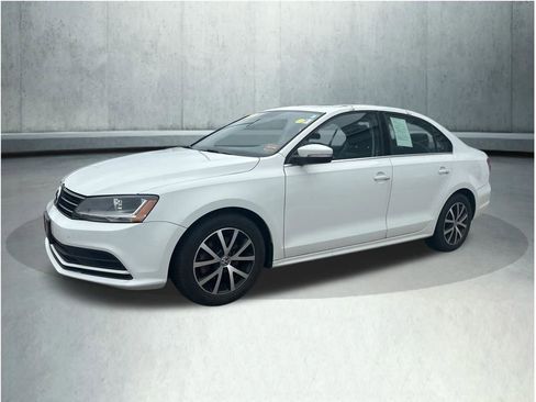 Used 2017 Volkswagen Jetta SE image 1