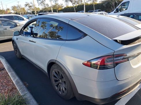 Used 2018 Tesla Model X 75D image 3