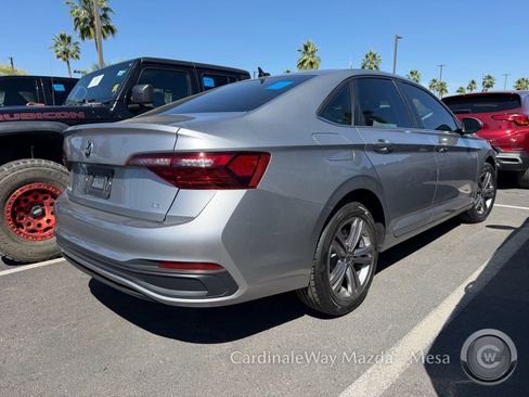 Used 2022 Volkswagen Jetta SE image 3