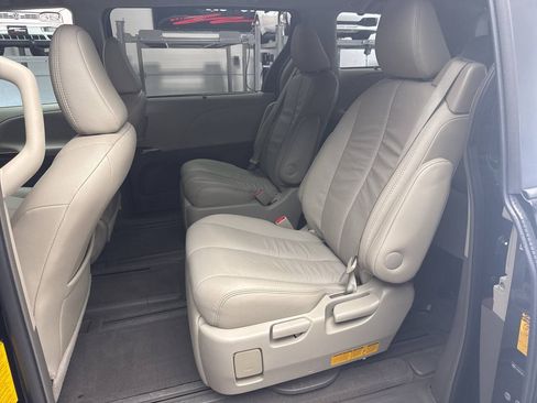 Used 2013 Toyota Sienna XLE AWD/4WD image 17