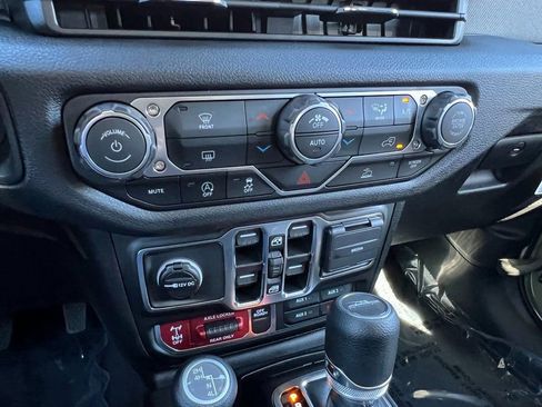 New 2025 Jeep Gladiator Willys image 25