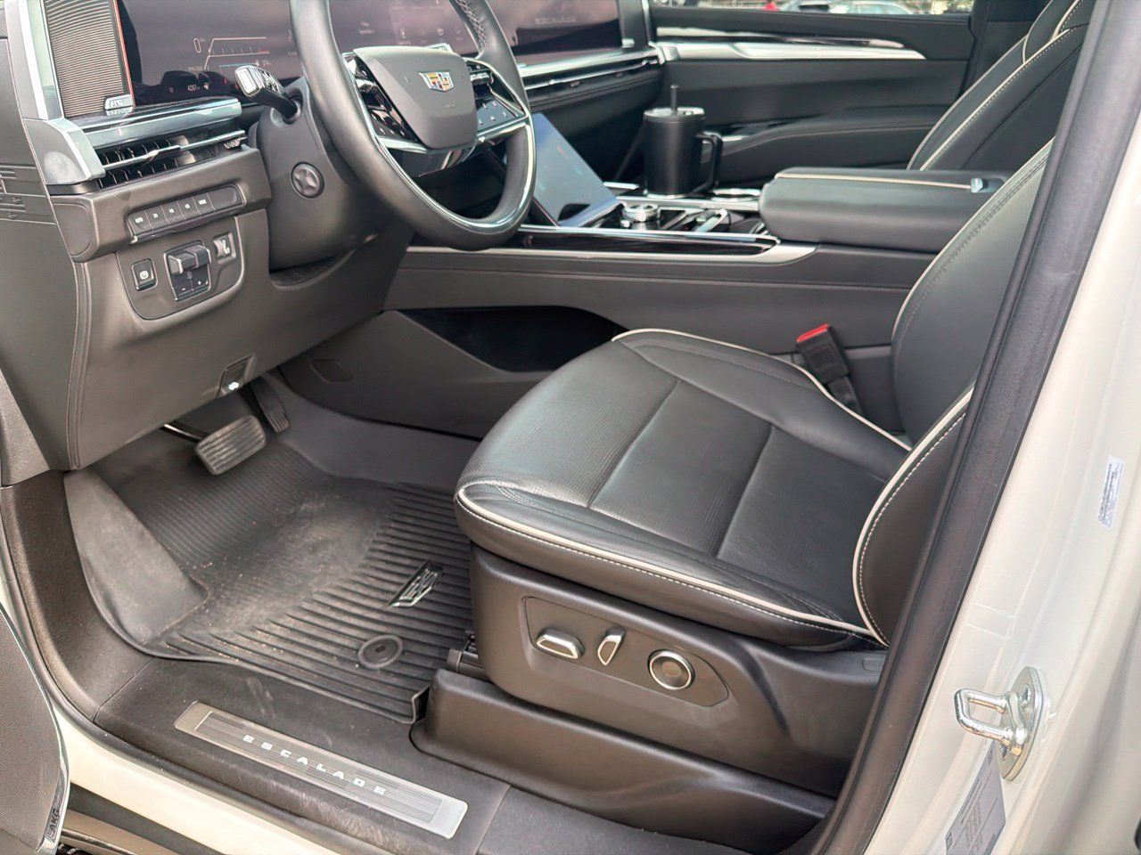 Used 2025 Cadillac Escalade Sport w/ LPO, Floor Liner Package AWD/4WD image 10