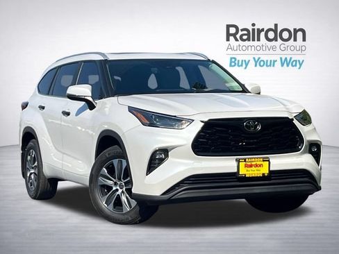 Used 2024 Toyota Highlander XLE AWD/4WD image 1