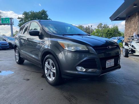 Used 2015 Ford Escape SE FWD image 2