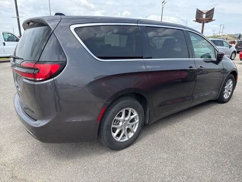 Used 2023 Chrysler Pacifica Touring-L image 8