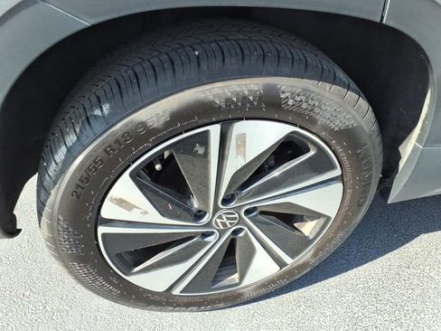 Used 2025 Volkswagen Taos SE AWD/4WD image 6
