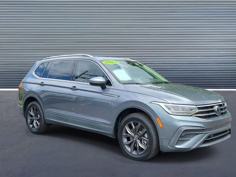 Used 2022 Volkswagen Tiguan SE w/ Panoramic Sunroof Package FWD image 2