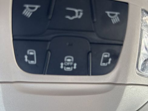 Used 2023 Chrysler Pacifica Touring-L image 15