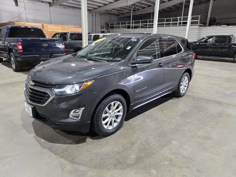 Used 2018 Chevrolet Equinox LT image 2