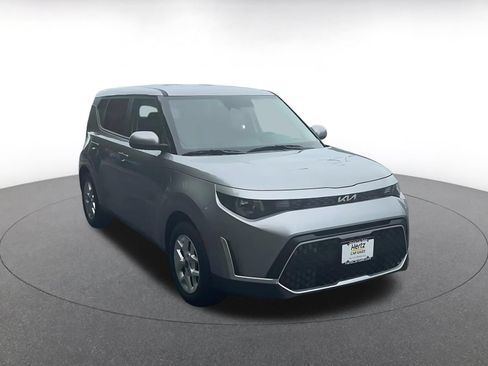 Used 2025 Kia Soul LX w/ LX Technology Package FWD image 2