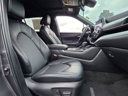 Used 2024 Toyota Highlander XSE image 25