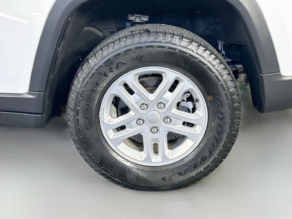Used 2023 Jeep Grand Cherokee Laredo AWD/4WD image 34