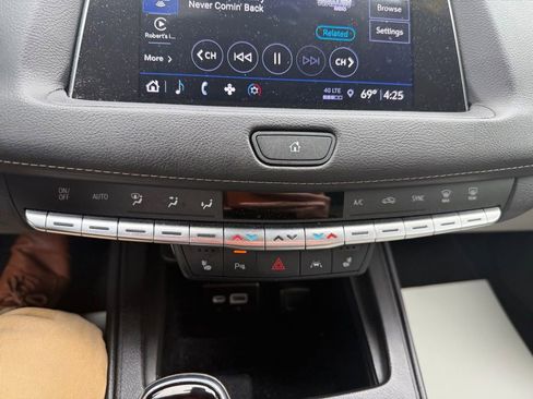 Used 2023 Cadillac XT4 Luxury w/ Cold Weather Package AWD/4WD image 32