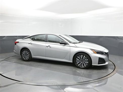 Used 2024 Nissan Altima 2.5 SV image 17