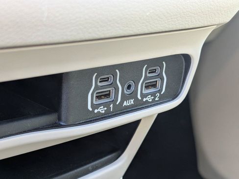Used 2023 Chrysler Pacifica Touring-L FWD image 23