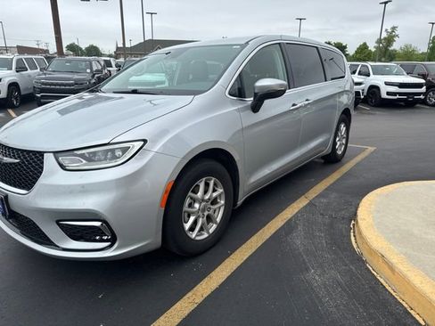 Used 2023 Chrysler Pacifica Touring-L FWD image 4