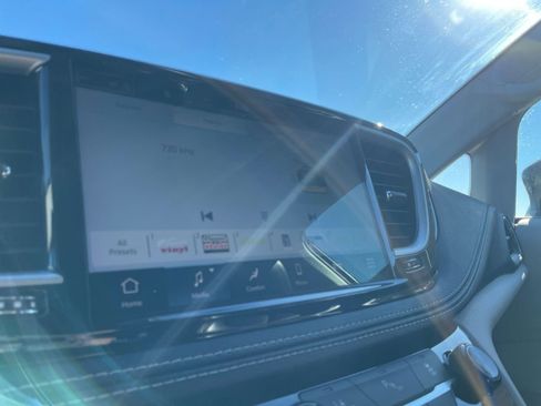 Used 2023 Chrysler Pacifica Touring-L image 20