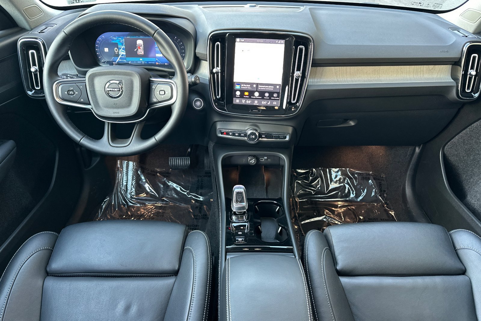 Certified 2025 Volvo XC40 B5 Plus AWD/4WD image 3