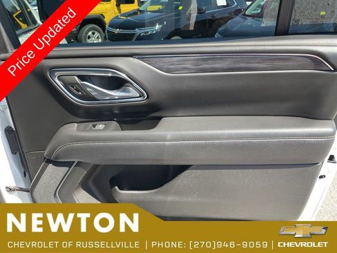 Used 2023 GMC Yukon XL SLT AWD/4WD image 30