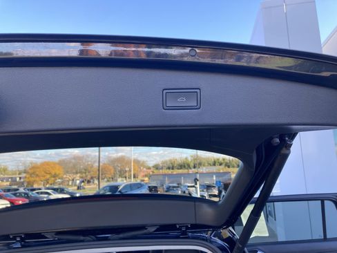 Certified 2024 Volkswagen Tiguan SE image 10