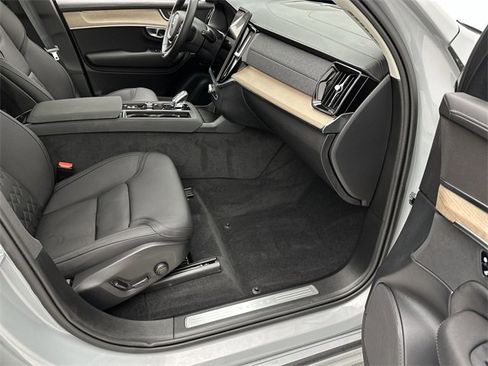 Certified 2025 Volvo XC90 B6 Plus image 26