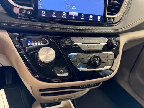 Used 2024 Chrysler Pacifica Limited FWD image 18