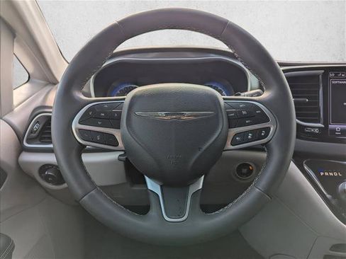 Used 2024 Chrysler Pacifica Touring-L FWD image 14