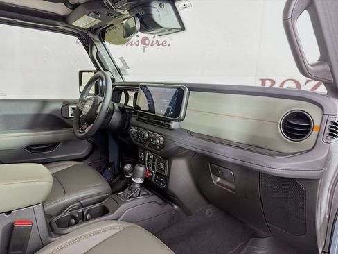 Used 2025 Jeep Gladiator Mojave w/ Convenience Group AWD/4WD image 34