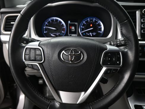 Used 2019 Toyota Highlander XLE image 11