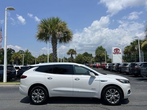 Used 2021 Buick Enclave Avenir w/ Avenir Technology Package AWD/4WD image 11