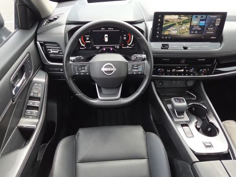 Used 2025 Nissan Rogue SL w/ Tech Package FWD image 5