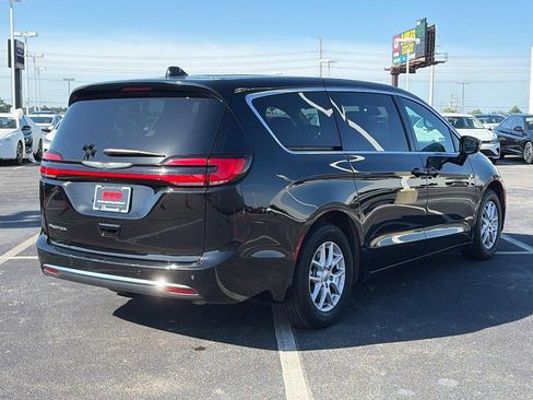 Used 2025 Chrysler Pacifica Select FWD image 5