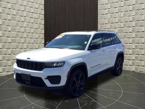 Certified 2023 Jeep Grand Cherokee Altitude AWD/4WD image 9