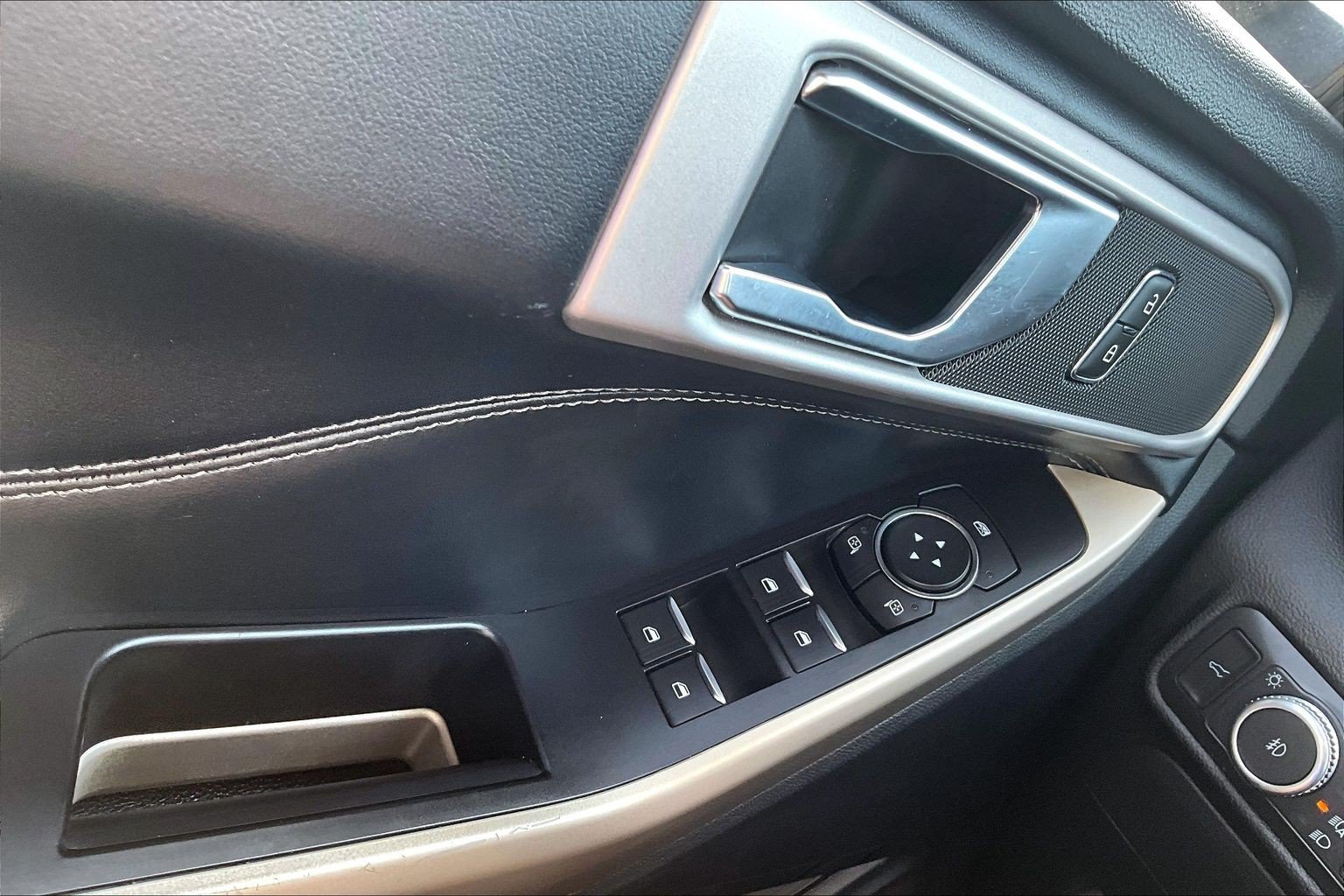 Used 2022 Ford Explorer XLT AWD/4WD image 35