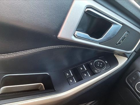 Used 2022 Ford Explorer XLT AWD/4WD image 35
