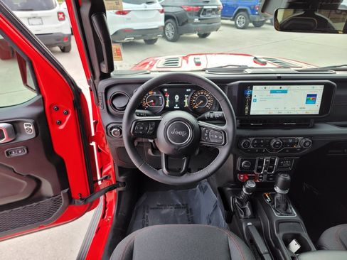 Used 2025 Jeep Wrangler Unlimited Rubicon w/ Convenience Group AWD/4WD image 17