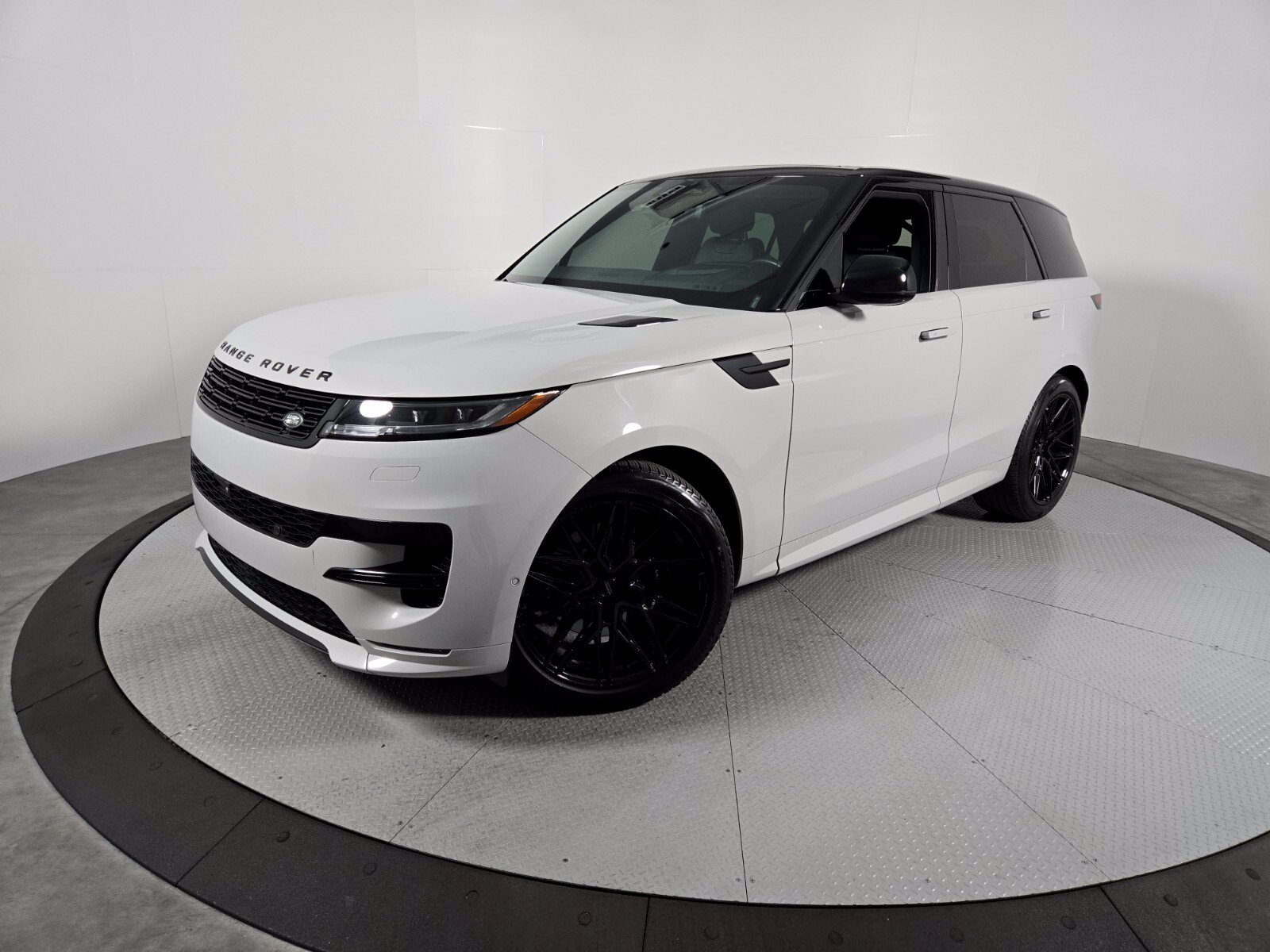 Used 2024 Land Rover Range Rover Sport Dynamic SE AWD/4WD image 1